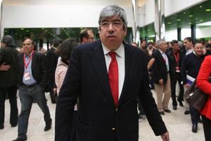Ferro Rodrigues pede a Cavaco que antecipe legislativas