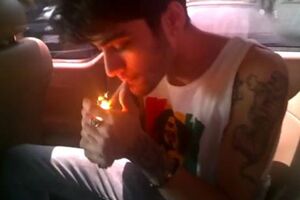 One Direction filmados a fumar um charro (vídeo)