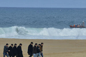 Pano preto a boiar na praia do Meco 