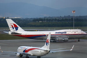 Avião da Malaysia Airlines "muito provavelmente" em piloto automático quando se despenhou 