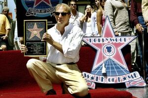 Kevin Costner com a sua estrela no Passeio da Fama, em Hollywood