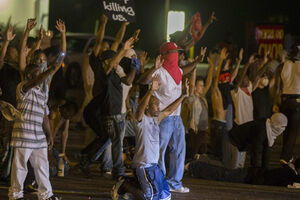 Foram divulgados resultados da autópsia a jovem morto pela polícia nos EUA