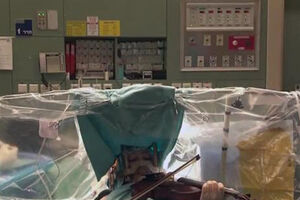 Mulher toca Mozart durante cirurgia ao cérebro (vídeo)