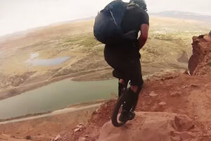 Eles andaram de monociclo em trilhos de montanha (vídeo)