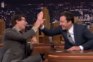 Andy Samberg e Jimmy Fallon jogam às charadas (vídeo)