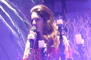 Lana del Rey cantou num cemitério (vídeo)
