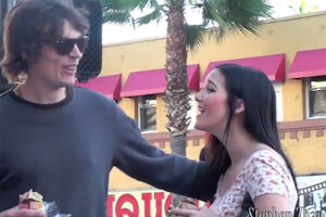 Ela finge estar bêbeda em público… (vídeo)