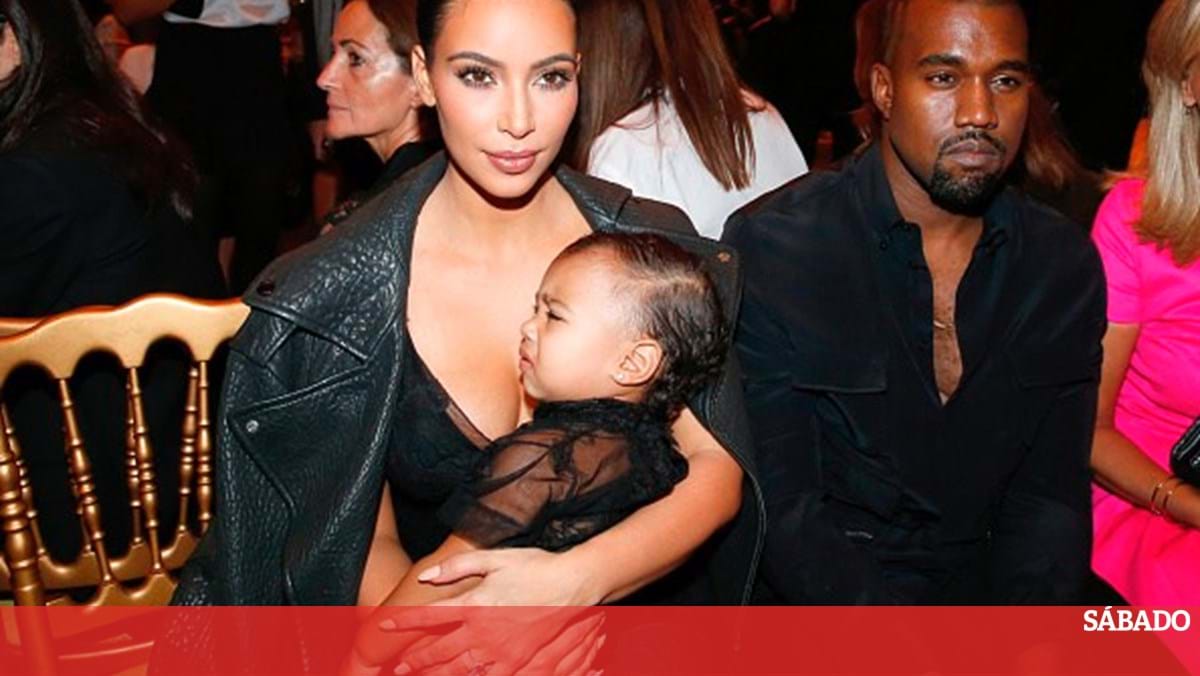 Kim Kardashian e Kanye West arranjaram uma sósia para a filha - Social -  SÁBADO