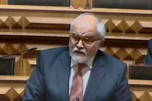 José Magalhães apanhado -O gajo não sabia que tínhamos o documento-.mp4