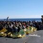 Marinha italiana socorre 800 imigrantes ao largo da Sicília