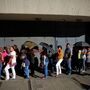 Filas de 12 horas para comprar bens essenciais na Venezuela