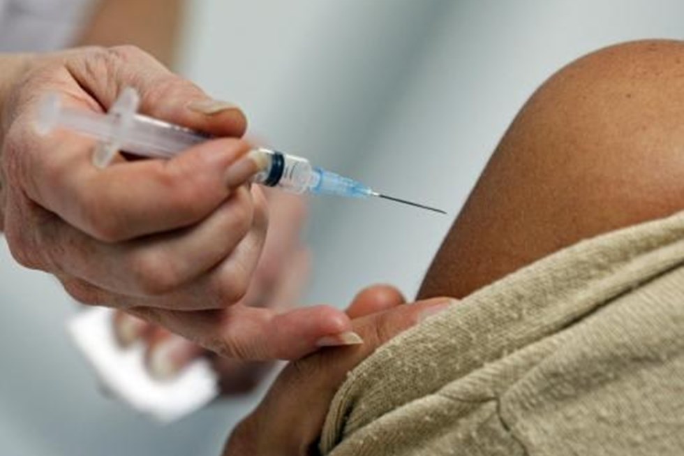 Especialistas recomendam vacinas entre setembro e novembro e a prioridade deve ser dada a pessoas com mais de 75 anos 