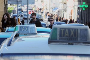 Associação de consumidores vai impugnar tarifa de táxis em aeroportos