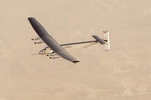 Já pensou viajar num avião a energia solar? Pois é, pode ficar nublado