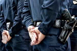 Policias venezuelanos podem ser gays. Se o esconderem