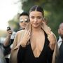 Miranda Kerr pratica exercício nos locais mais inusitados