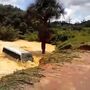 Autocarro engolido por estrada acaba a flutuar no rio