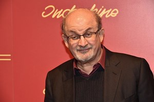 Salman Rushdie pôs o pé na argola