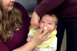 bebe_ouve_mae_primeira_vez.mp4