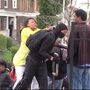 Mãe dá puxão de orelhas a filho nos motins de Baltimore  