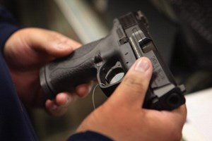Será um telemóvel? Não, é uma arma