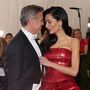 George Clooney recebe presente milionário da mulher