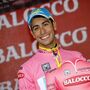 Fabio Aru 'rouba' a rosa a Contador