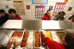 Despedida da escola por dar almoço a crianças sem dinheiro