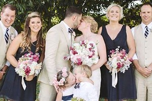 Menina rouba protagonismo em casamento da mãe