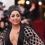 Lady Gaga desenha roupa para cães