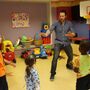 Chris Pratt recria cena com dinossauros em hospital pediátrico