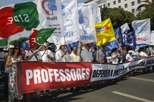 Escola Profissional protesta contra salários em atraso