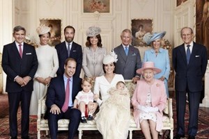 Reveladas fotos oficiais do baptizado da princesa Charlotte
