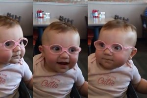 Bebé vê pela primeira vez os pais com nitidez