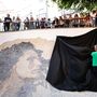 Desvendado rosto de Amália na calçada portuguesa por Vhils