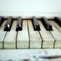 Sem-abrigo surpreende a tocar piano