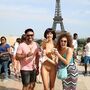 Presa por tirar selfies nua frente à Torre Eiffel