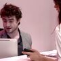 Daniel Radcliffe 'apanhado' a fazer de recepcionista