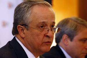 Ulrich estuda várias soluções para o banco em Angola