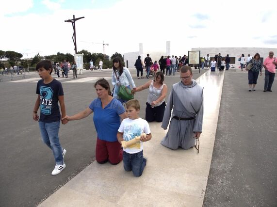 Peregrinos voltam a Fátima de joelhos - Fotografias - SÁBADO