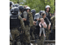 Refugiados rompem linhas policiais em fronteira da Macedónia