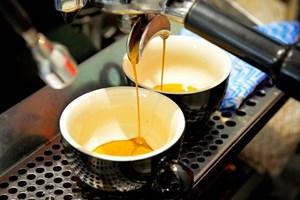 Beber café à noite tira mesmo o sono