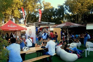 Cervejas e petiscos no Mercado da Vila, em Cascais