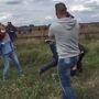 Camerawoman que agrediu refugiados foi despedida 