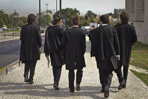 De vigiar bibliotecas a refeições grátis. Como apoiam as universidades os alunos carenciados?