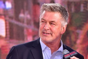 Alec Baldwin mata acidentalmente diretora de fotografia do filme que estava a rodar