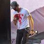 O que Enrique Iglesias vai fazer à t-shirt suja de sangue