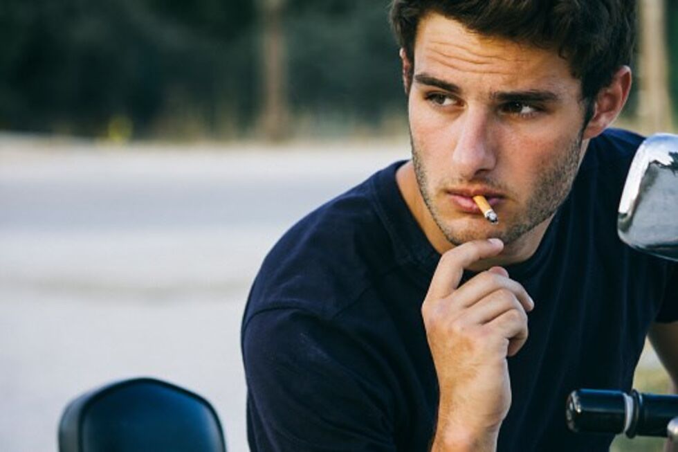 Parar de fumar, mesmo em idade tardia, diminui o risco de demência, segundo um estudo da UCL