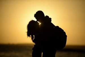 Quando começámos a dar beijos na boca? Mil anos antes do que se achava