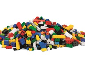 Lego cria pantufas para proteger pés dos adultos